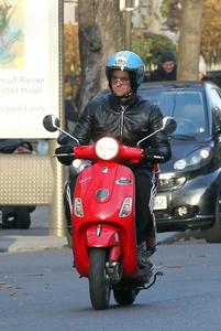 th_258658946_bradley_cooper_melanie_laurent_paris_11282011_03_430x643_123_136lo.jpg