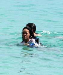 th_208607368_RihannaenjoysafunridewithfriendsonaboatinBarbados_106_122_203lo.jpg