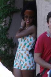 th_558127291_RihannaoutforshoppinginPortoCervo17.7.2012_44_122_218lo.jpg