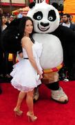 th_52104_LucyLiuKungFuPanda2premiereinLosAngeles22.5.2011_124_122_256lo.jpg