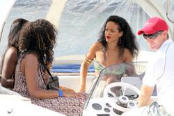 th_334728691_RihannashoppinginSt.Tropez23.7.2012_116_122_366lo.jpg