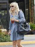 th_03189_Reese_Witherspoon_Out_for_Lunch_in_Brentwood_October_22_2012_081_122_424lo.jpg