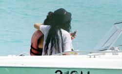 th_207895427_RihannaenjoysafunridewithfriendsonaboatinBarbados_23_122_453lo.jpg
