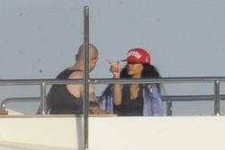th_451935543_Rihannaonthe435mcharteryachtLatitudeoffPortoCervo15.7.2012_16_122_595lo.jpg
